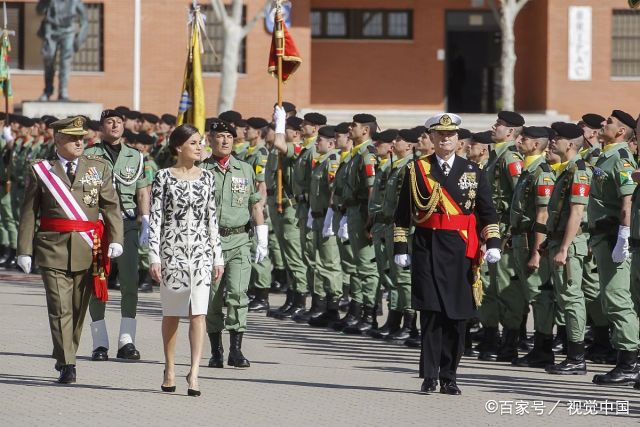 西班牙王后莱蒂齐亚(queen letizia)在检阅仪仗队.